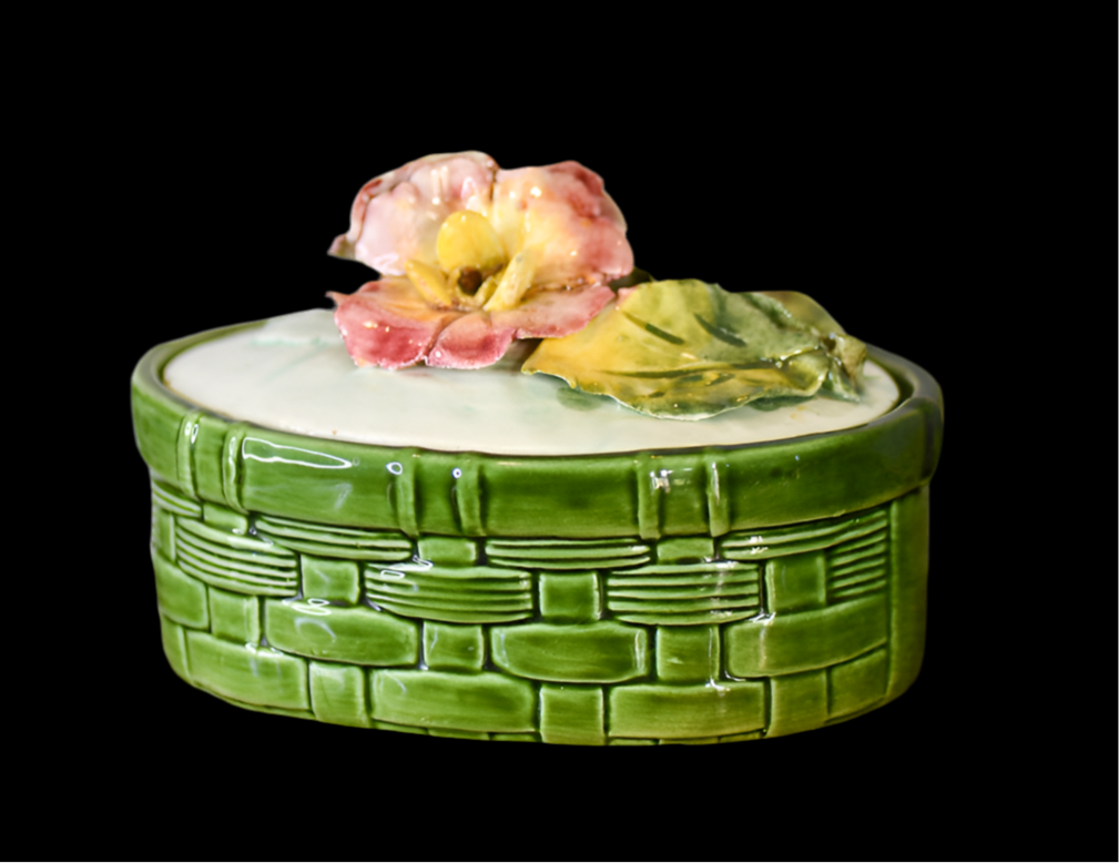 Majolica Floral Lidded Container, Conteneur en majolique
