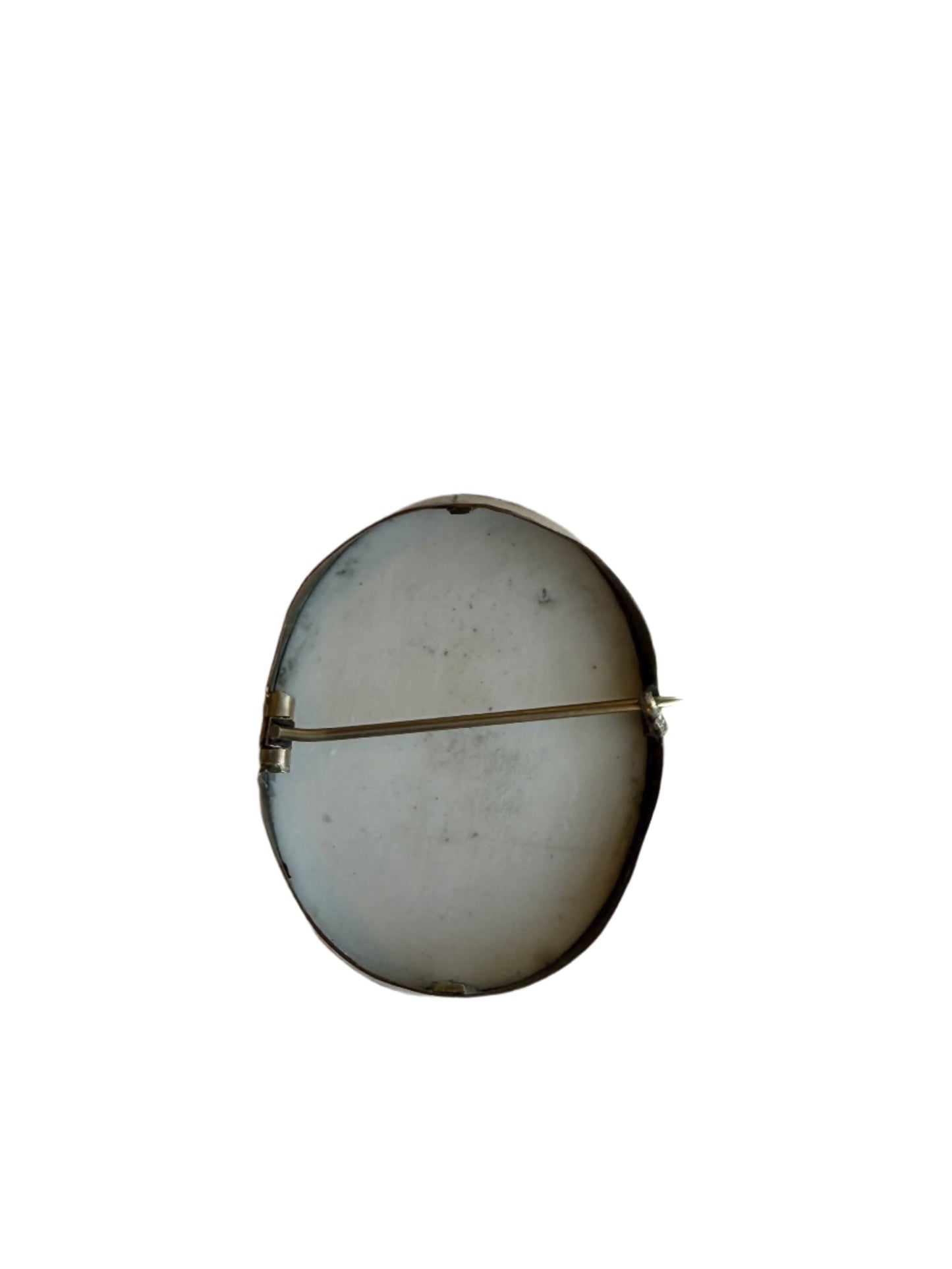Round brooch with a dark central circle on a light gray background