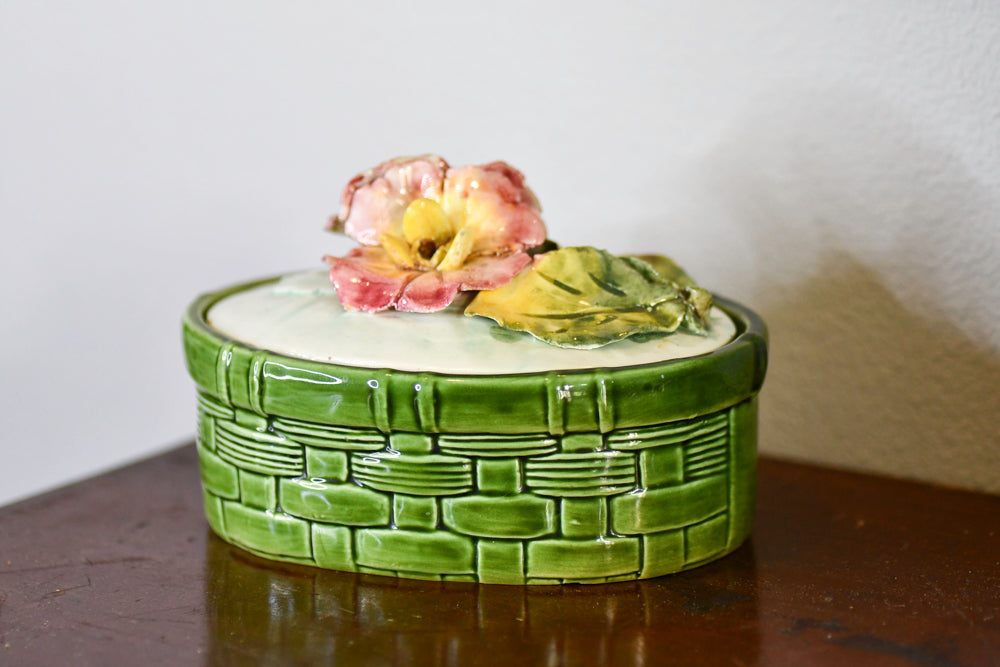 Majolica Floral Lidded Container, Conteneur en majolique