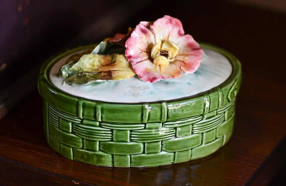 Majolica Floral Lidded Container, Conteneur en majolique