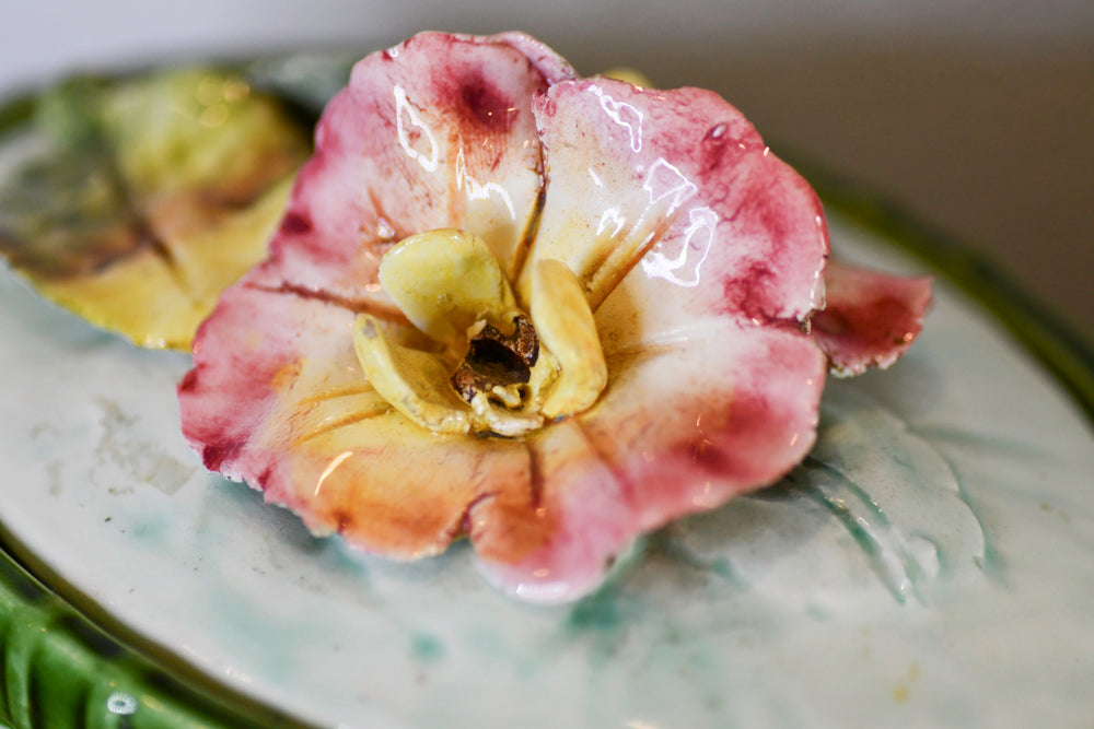 Majolica Floral Lidded Container, Conteneur en majolique