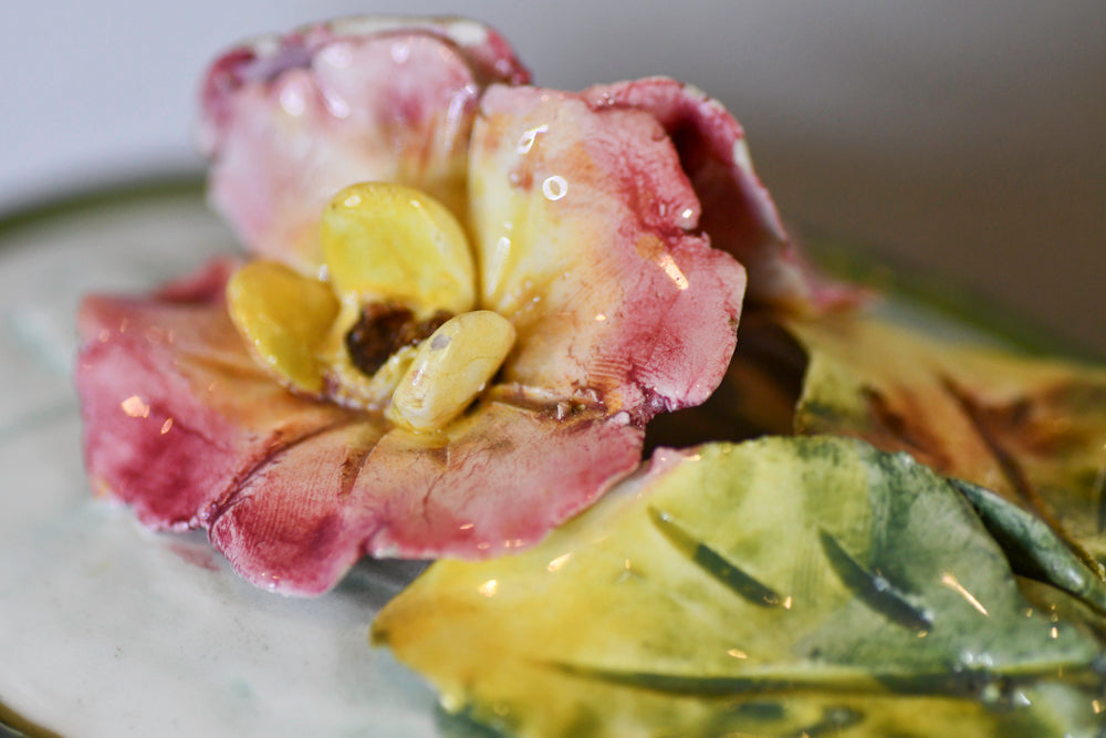 Majolica Floral Lidded Container, Conteneur en majolique