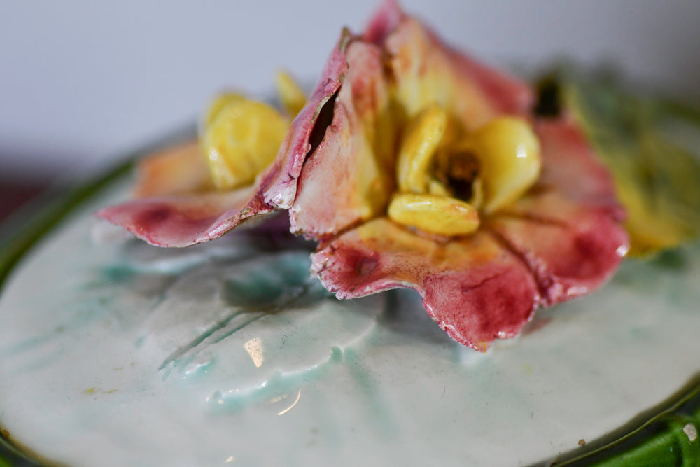 Majolica Floral Lidded Container, Conteneur en majolique