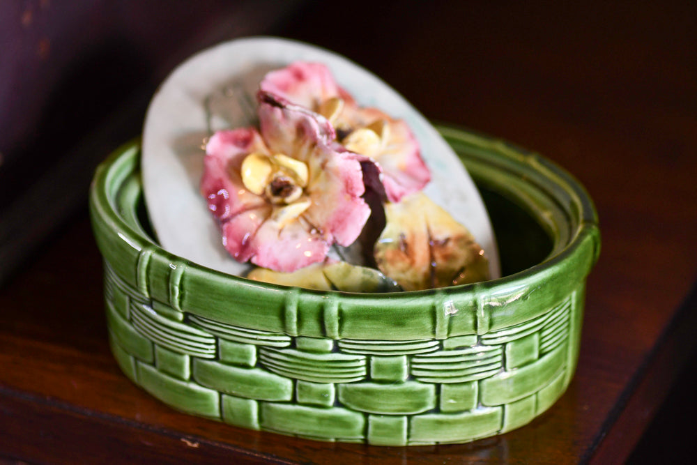 Majolica Floral Lidded Container, Conteneur en majolique