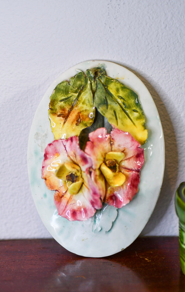 Majolica Floral Lidded Container, Conteneur en majolique