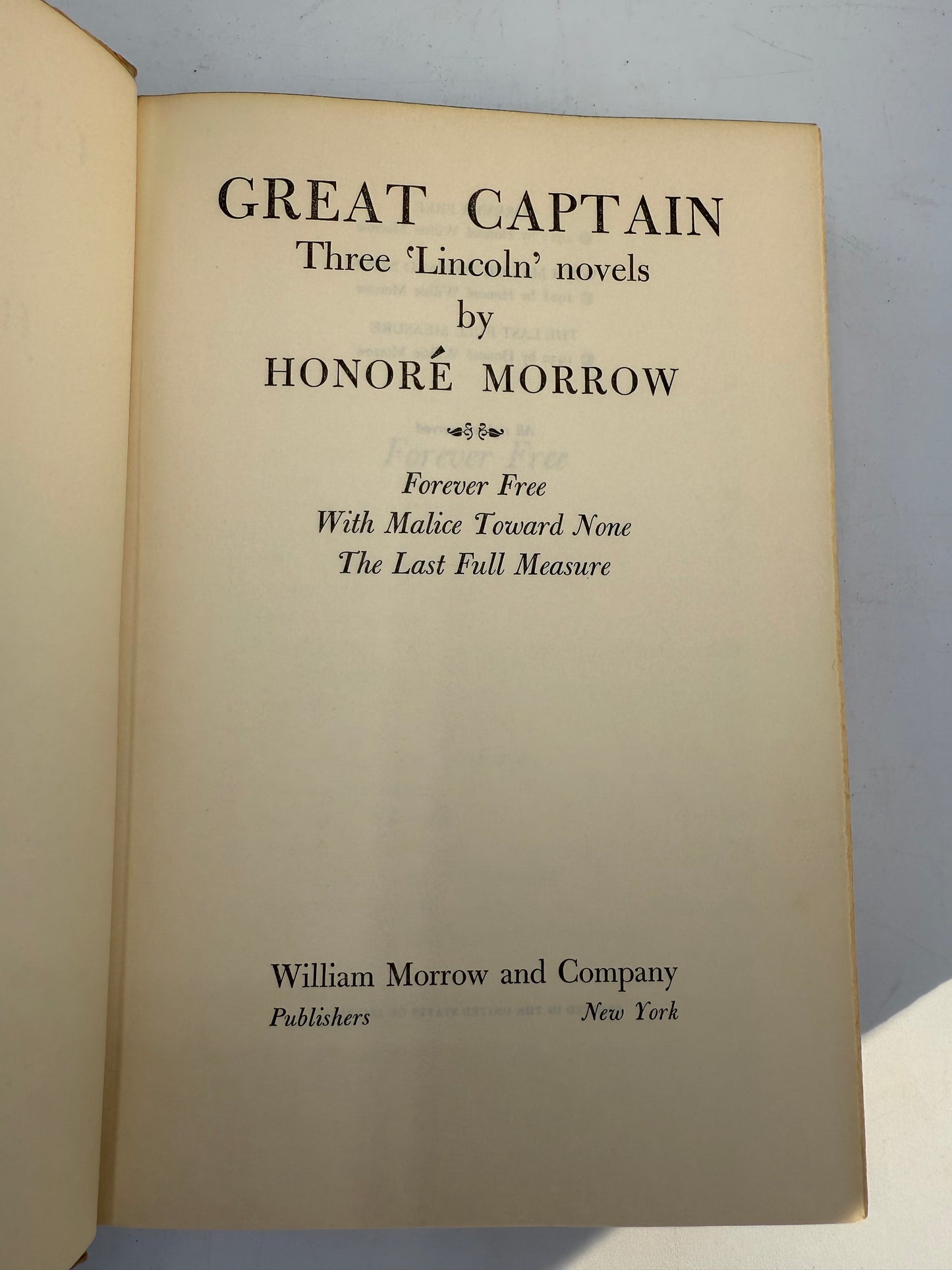 Book cover of 'Great Captain' by Honoré Morrow with text on a plain background