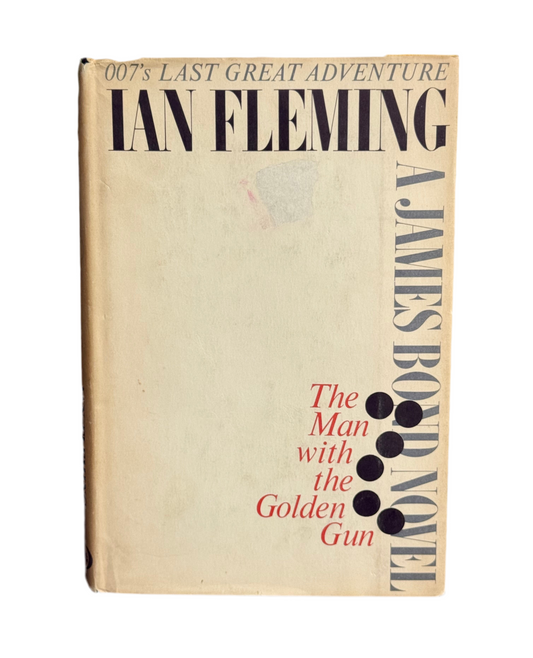 Book cover of 'The Man with the Golden Gun' by Ian Fleming on a white background